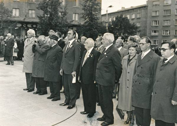 TÜ juubelipidustused 1982a. Miiting Lenini mälestussamba juures.