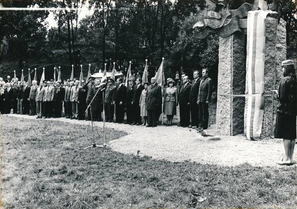 TÜ juubelipidustused 1982a. TÜ õppejõudude ja üliõpilaste revolutsioonilisest tegevusest osavõtnute mälestusmärgi avamine.