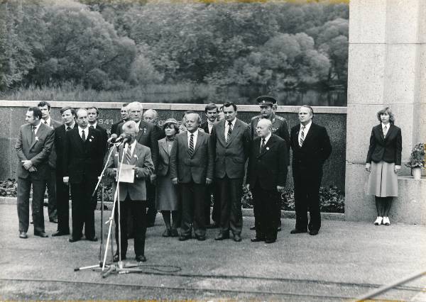 TÜ juubelipidustused 1982a. Miiting Raadi memoriaali juures.