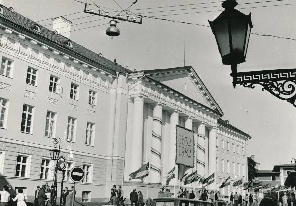 TÜ juubelipidustused 1982a. TÜ peahoone, keskmistel sammastel plakat aastatega "1632 ja 1982".