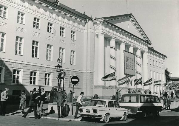 TÜ juubelipidustused 1982a. TÜ peahoone, keskmistel sammastel plakat numbritega "1632 ja 1982".