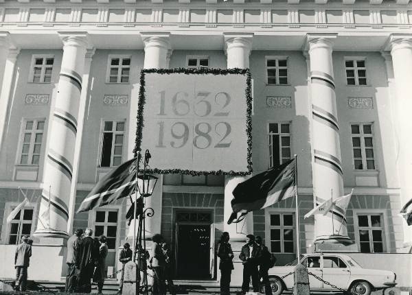 TÜ juubelipidustused 1982a. TÜ peahoone, keskmistel sammastel plakat numbritega "1632 ja 1982".