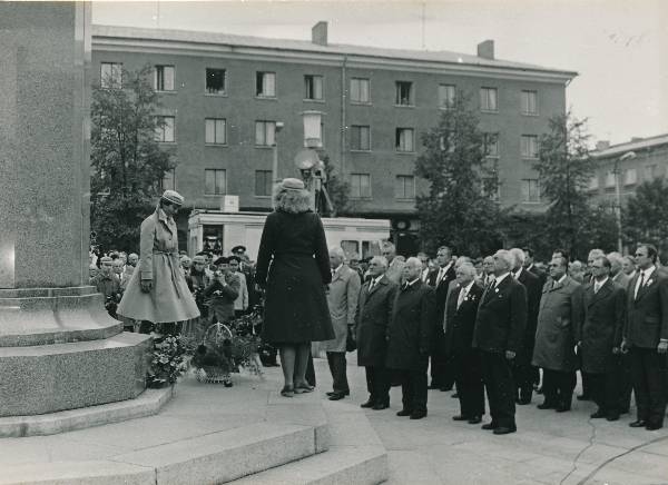 TÜ juubelipidustused 1982a. Miiting Lenini mälestussamba juures EPA peahoone ees.