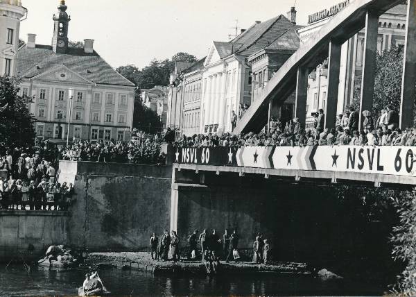 TÜ juubelipidustused 1982a. Spordipäev Emajõel, jalakäijate sillal silt "NSVL 60".