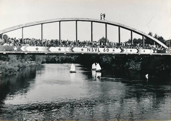 TÜ juubelipidustused 1982a. Spordipäev Emajõel, jalakäijate sillal silt "NSVL 60".