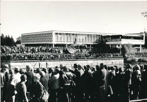 TÜ juubelipidustused 1982a. Spordipäev Emajõel, vaade peolistele Kaunase juures.