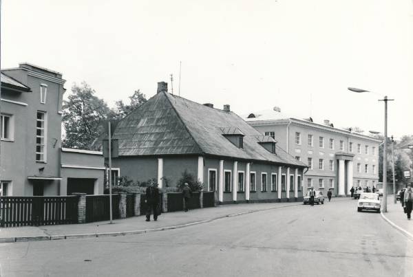 TÜ juubelipidustused 1982a. Kingissepa tn Tartus, viimane maja TÜ võimla.