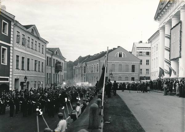 TÜ juubelipidustused 1982a. TÜ juubelirongkäik on jõudnud peahoone ette.