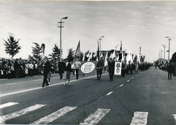 TÜ juubelipidustused 1982a. Rongkäik on jõudnud turuhoone esisele tänavale.