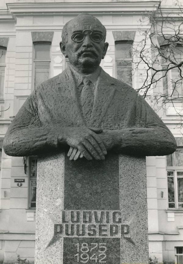 Tartu linnavaade. Ludvig Puusepa monument, L.Puusepa tn 2 haigla ees. 1985.a.