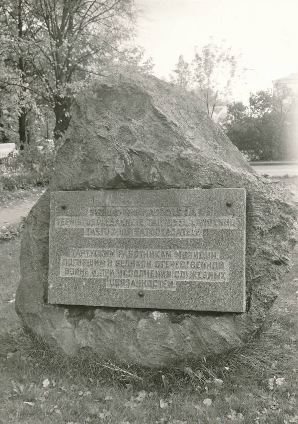 Tartu linnavaade. Mälestuskivi Suures Isamaasõjas hukkunud Tartu miilitsatöötajatele, Vabaduse (Oktoobri) pst ääres. 1985.a.