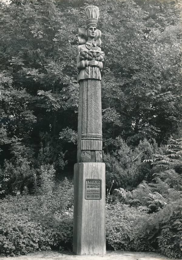 Puuskulptuur Lietuva (skulptor V. Ulevičius, 1982) botaanikaaias. Tartu, 1985.