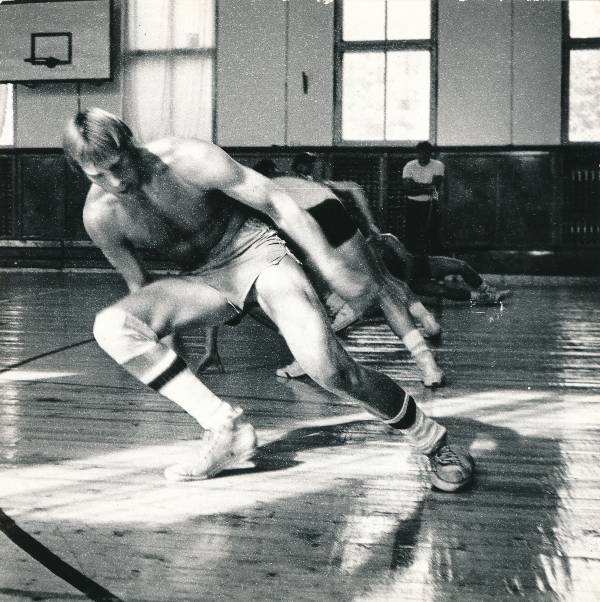 Portreefoto. Kalevi korvallimeeskond, korvpallur Teet Laur treeningul. Tartu, 1981.