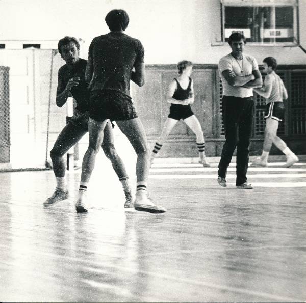 Kalevi korvpllimeeskond, korvpallurid Mihkel Tiks (vasakul) ja Toivo Tulvik treeningul. Keskel treener Heino Lill. Tartu, 1981.