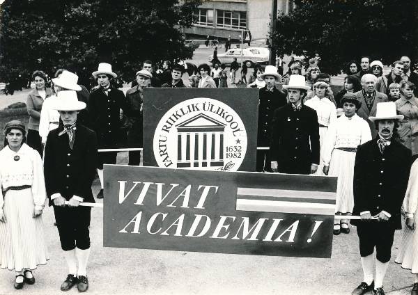 TÜ juubelipidustused 1982a. "Vivat Academia" rongkäik.