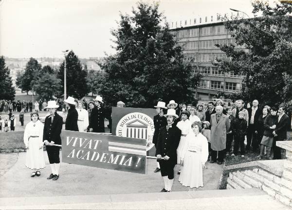 TÜ juubelipidustused 1982a. "Vivat Academia" rongkäik jõuab Vanemuise ette.