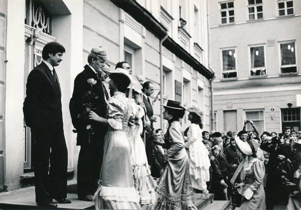 TÜ juubelipidustused 1982a. "Vivat Academia" tegelased Vanemuise ees.