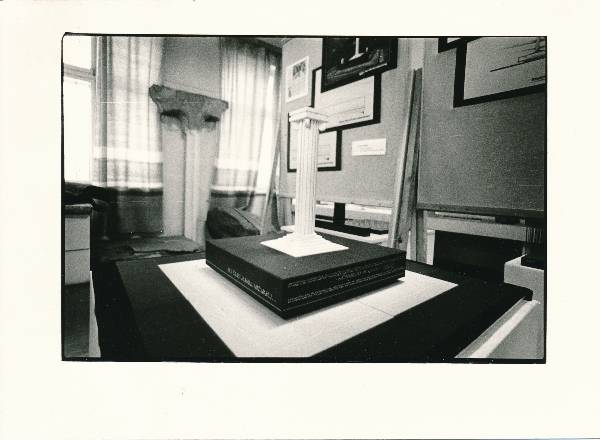 Tartu Linnamuuseumi ekspositsioon 1988a. Näitus Tartu vanglas mõrvatute mälestuseks püstitatava mälestussamba kavanditest.