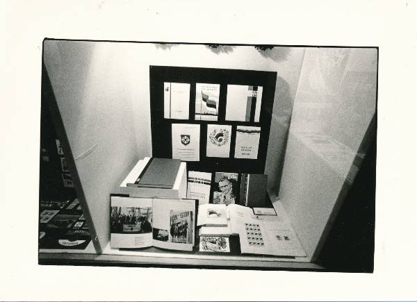 Tartu Linnamuuseumi ekspositsioon 1988a. Rahvusvärvide näitus.