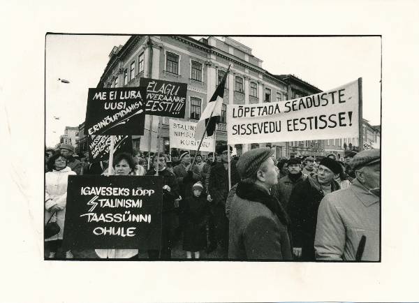 Miiting miitingute kaitseks Tartus Raekoja platsil 1988a.