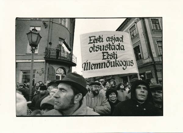 Miiting miitingute kaitseks Tartus Raekoja platsil 1988a.
