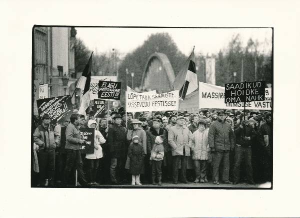 Miiting miitingute kaitseks Tartus Raekoja platsil 1988a.