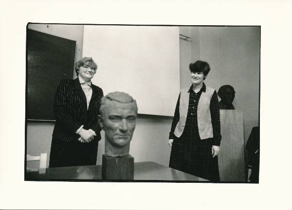 Karl Ristikivi päev 1988a, esiplaanil Ristikivi kuju.