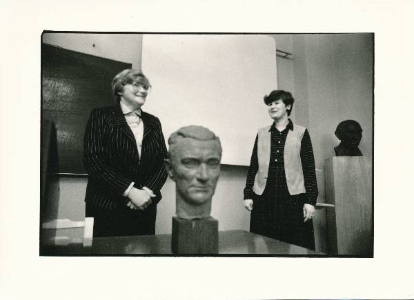 Karl Ristikivi päev 1988a, esiplaanil Ristikivi kuju.