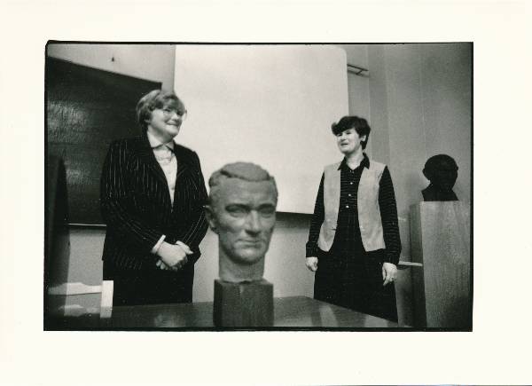Karl Ristikivi päev 1988a, esiplaanil Ristikivi kuju.