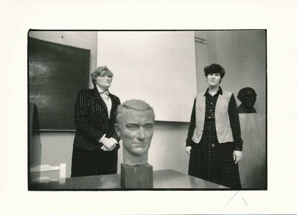 Karl Ristikivi päev 1988a. Laual Ristikivi kuju- pea.