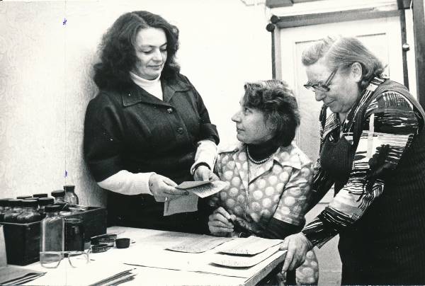 Nahkgalanteriikombinaat Linda, Tartu tsehhi töötajad Astra Vent, Vilma Luksep ja Eline Kivi. 1981