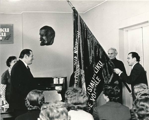 Tartu H. Heidemanni nimeline trükikoda, rändpunalipu üleandmine.  Vasakul trükikoja direktor Kalju Juus, paremal vabariikliku kirjastuskomitee esimees Lembit Kaik. 1979