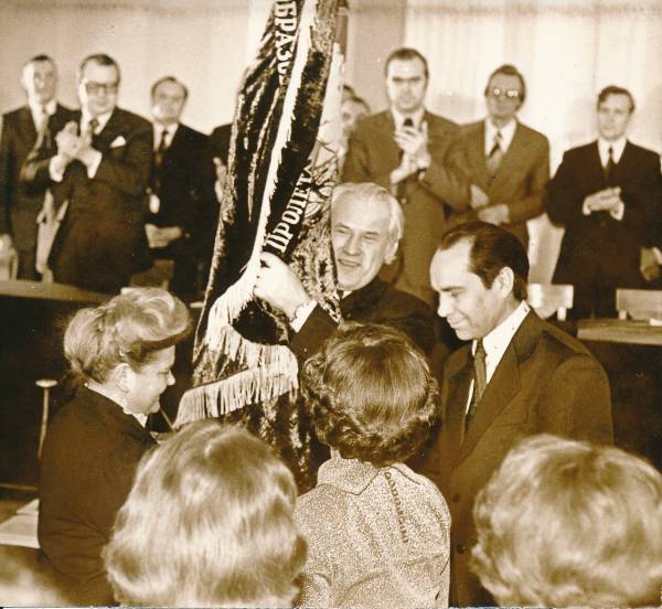 TRÜ. Üleliidulise kõrgkoolide võistluse võitjana rändpunalipu vastuvõtmine aulas. Keskel rektor Arnold Koop (vasakul) ja partorg Advig Kiris. 1979