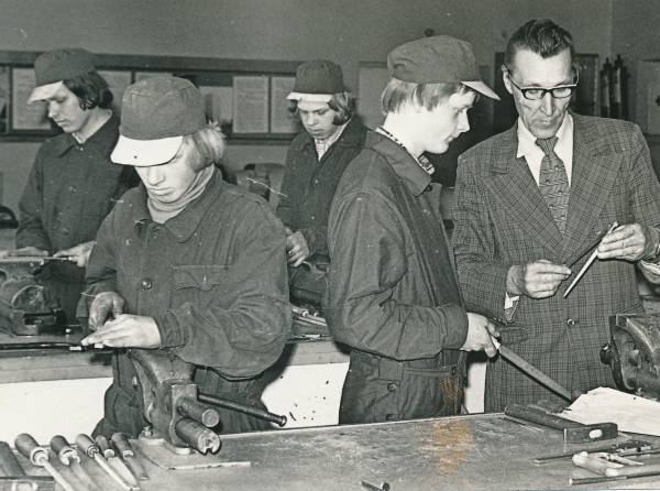 Tartu 17. kutsekeskkool. Tootmisõpetuse meister K. Ehasoo (paremal) õpilastega kooli töökojas. 1979