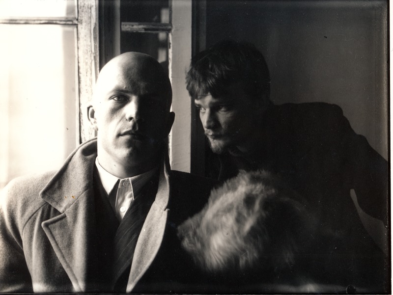 Kunstfoto. Kaks noormeest ja koer.