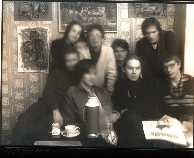 Kunstfoto. Grupifoto noormeestest ja ühest tütarlapsest.