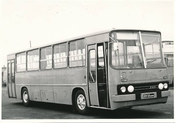 Avtobusda yapon ayolni paypaslashmoqda