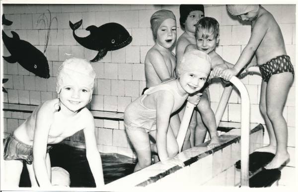 Tartu 33. lastepäevakodu, laste ujumistund. 1979. Foto Helle Lass.