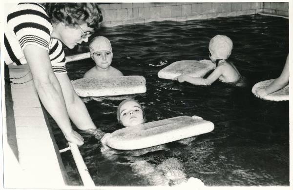 Tartu 33. lastepäevakodu, lapsed ujumistunnis. 1979. Foto Helle Lass.