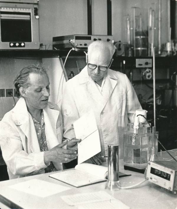 TRÜ anorgaanilise keemia kateedri juhataja Vello Past (paremal) ja assistent Aksel Koorits. Tartu, 1979.