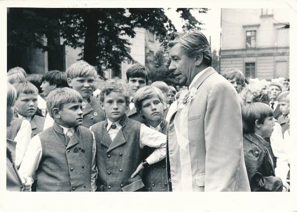 Tartu Poistekoor ja dirigent Uno Uiga. Tartu,1981.  Foto A. Alla.