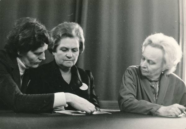 TRÜ arstiteaduskond, sünnitusabi ja günekoloogia kateedri juhataja professor Kadri Gross (paremal) kolleegidega nõupidamas. Tartu, 1981. Foto Aavo Juus.