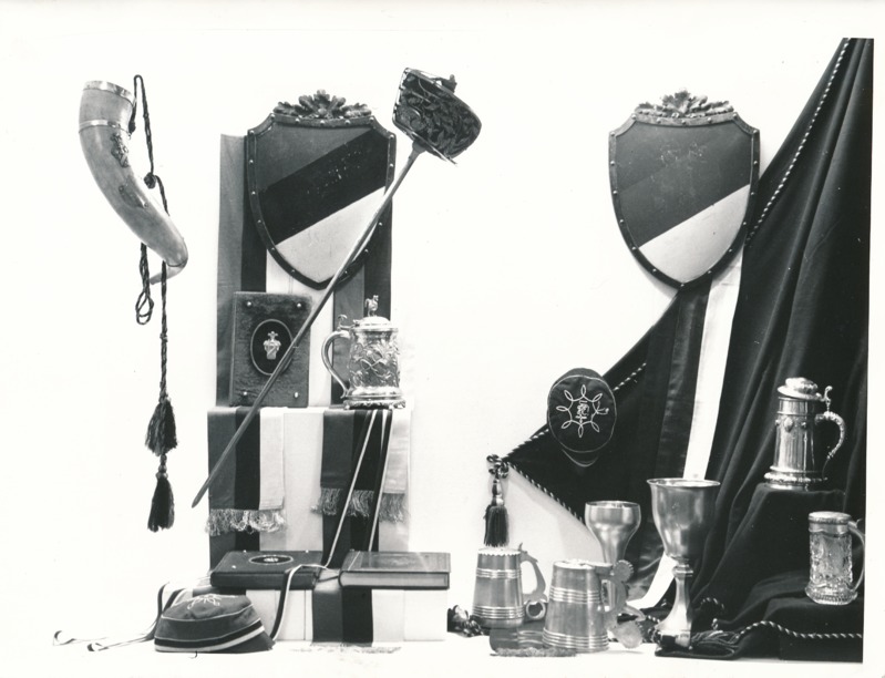 Üliõpilasorganisatsioonide näitus Tartu Linnamuuseumis 1989a. Vitriinis hõbekannud ja -peekrid, rahvussümboolika jne.