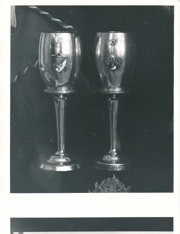 Üliõpilasorganisatsioonide näitus Tartu Linnamuuseumis 1989a. Esiplaanil 2 kõrge jalaga hõbepeekrit, peal korporatsioonide vapid.