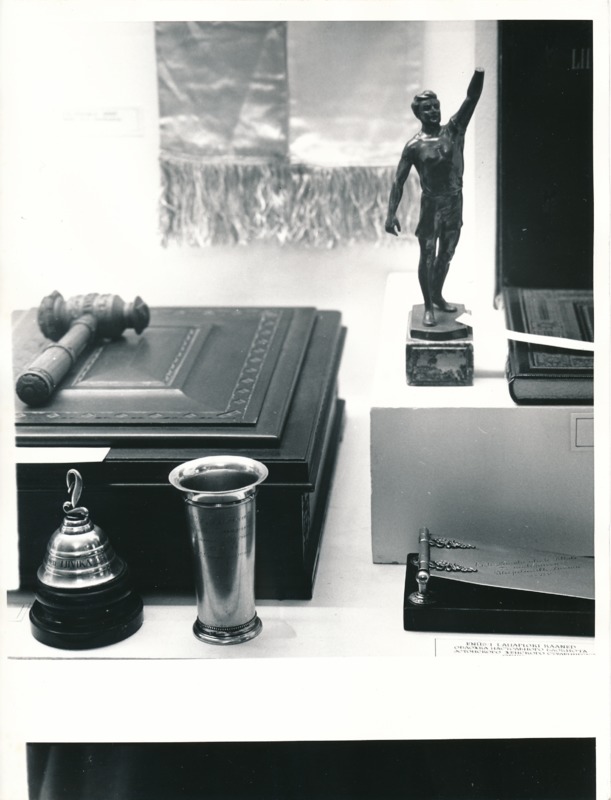 Üliõpilasorganisatsioonide näitus Tartu Linnamuuseumis 1989a. Poisi figuur, joogiklaas jm.