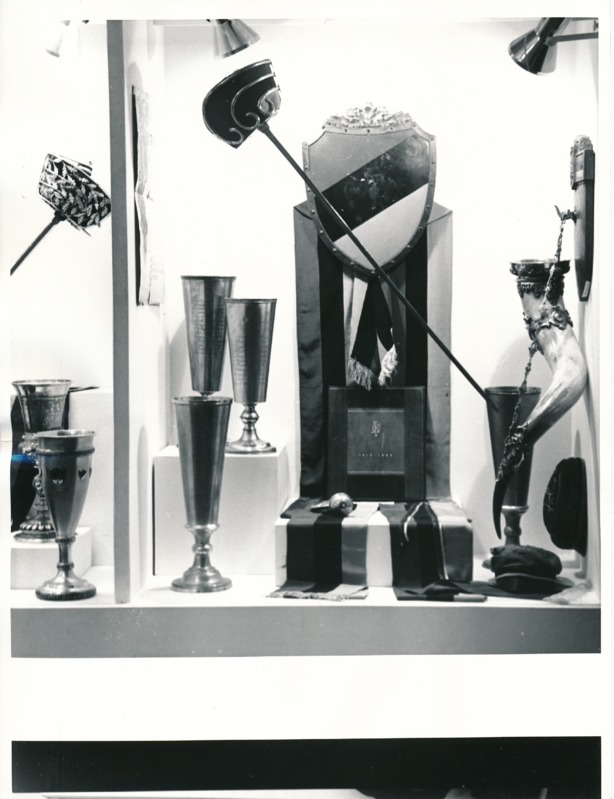 Üliõpilasorganisatsioonide näitus Tartu Linnamuuseumis 1989a. Hõbepeekrid, joogisarv, rapiirid, puust vapp, teklid.