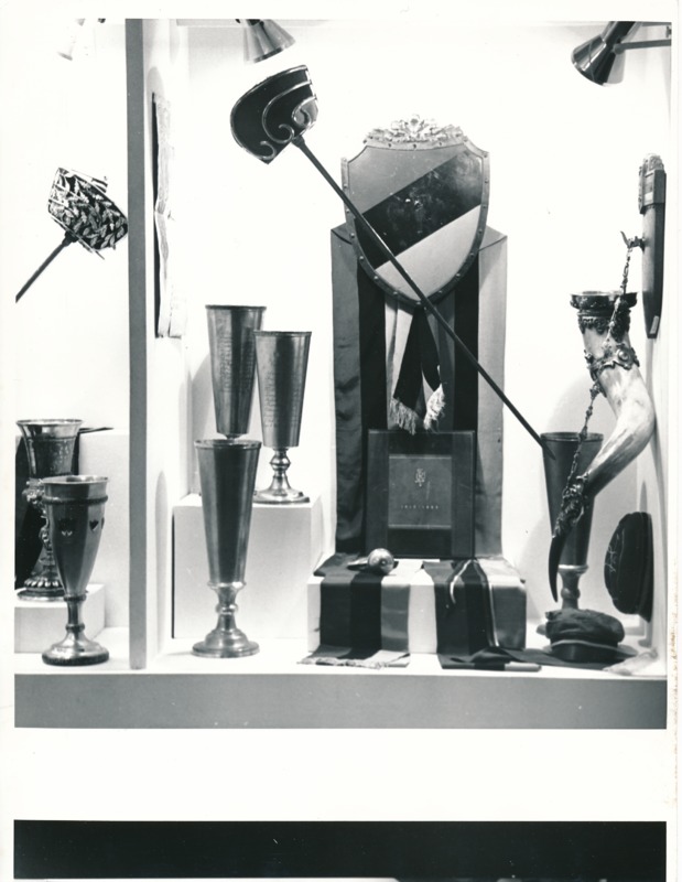 Üliõpilasorganisatsioonide näitus Tartu Linnamuuseumis 1989a. Hõbepeekrid, õlalindid, puust vapp, teklid.