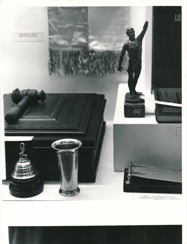 Üliõpilasorganisatsioonide näitus Tartu Linnamuuseumis 1989a. Poisis figuur alusel, joogiklaas jm.