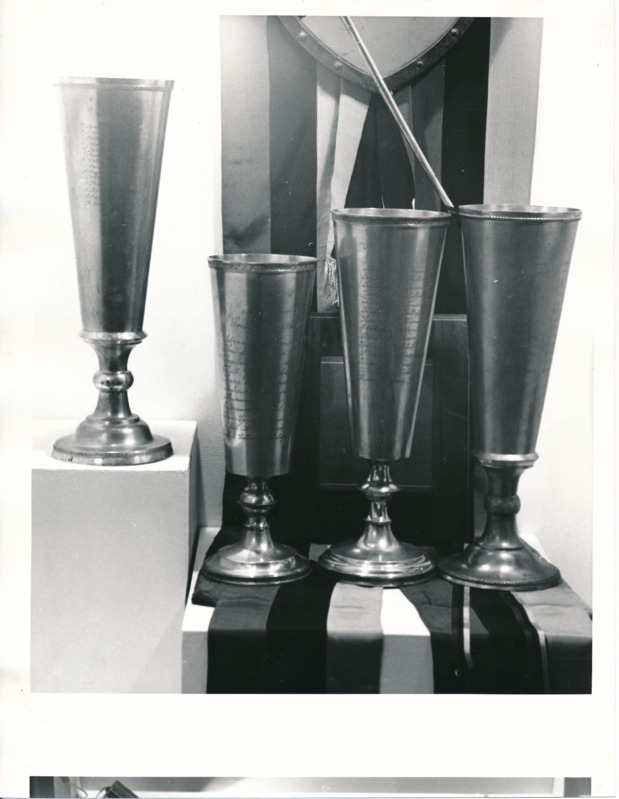 Üliõpilasorganisatsioonide näitus Tartu Linnamuuseumis 1989a. Neli hõbepeekrit, peal pikad salmid.