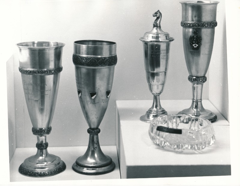 Üliõpilasorganisatsioonide näitus Tartu Linnamuuseumis 1989a. Neli hõbedast rändkarikat, kõigil peal tekst.